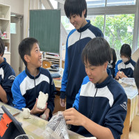５月７日（水）　2学年　美術の様子