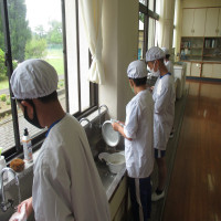 ５月23日（金）５年生、じゃがいもをゆでて食べました。