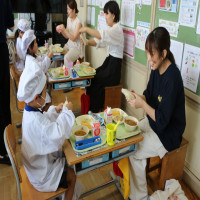 家庭教育学級開級式・親子給食（１年生）