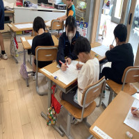 1年生　8年生と交流学習　